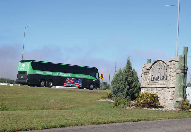 129899072_web1_UND-bus-
For the 31st time in school history, the UND New Faculty & Administrator Bus Tour will once again roll through North Dakota. The tour will take a northern route, from Grand Forks to Watford City and back again. Introduced in 1990, when Tom Clifford was president, the tour is free for participants and supported by the UND Alumni Association & Foundation. It gives new faculty and administrators a front-seat view of their new home and the people who live here. <em>(photo by Louise Oleson, DLJ)</em>