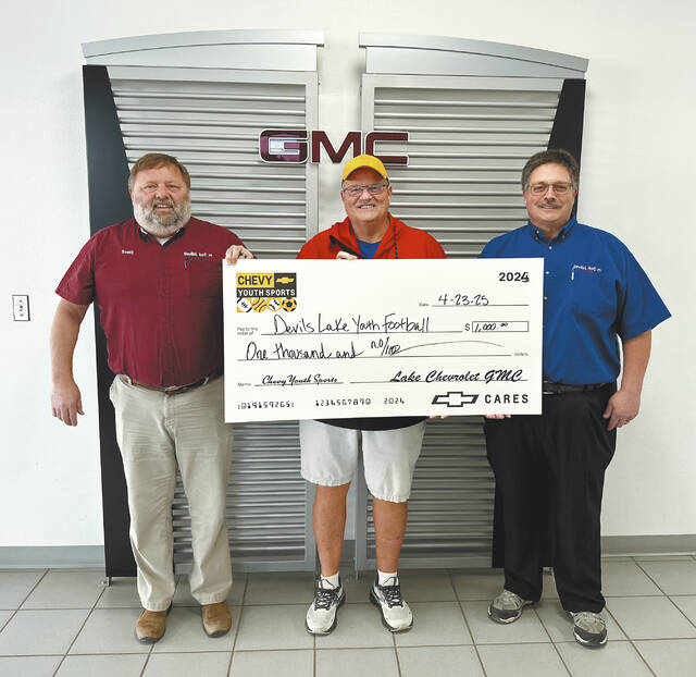 131466516_web1_DL-Cars-Youth-Sports-cmyk-
Scott Lyman (Sales Manager, Lake Chevy), Rick Grinsteiner (Devils Lake Youth Football), Wayne Brandt (General Manager, Lake Chevy). (Photo courtesy DL Cars)