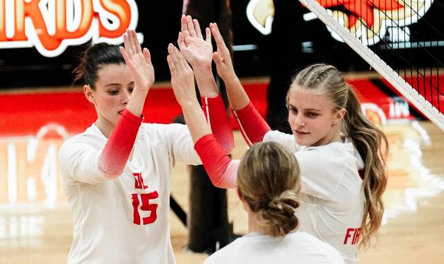131762741_web1_dl-volleyball-9-4
Left to right: Mia Elsperger, Emma Hofstad, Sara Kraft (Photo by Noah Clooten)
