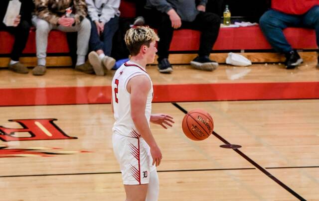 131996689_web1_mason-palmer-12-12-25-cam-2
Mason Palmer dribbles the ball past halfcourt for the Firebirds. (Photo by Cameron Carlson)