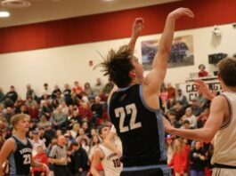 
			
				                                Easton Benz reacts while the other players on the floor watch his three-point attempt. (Photo by Mojo Hill)
 
			
		