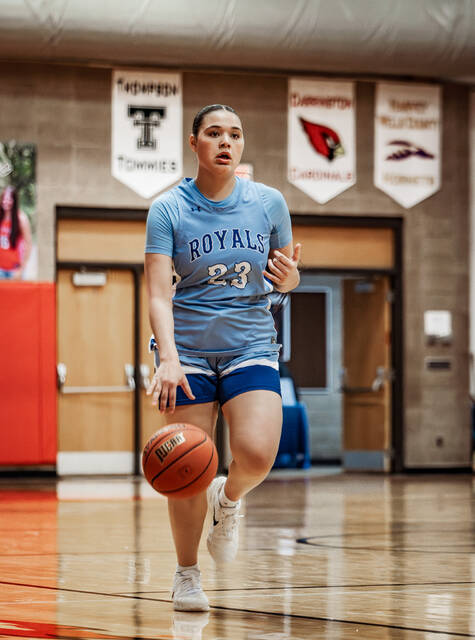 132081185_web1_royals-bball-3
Zoie Austin dribbles down the court for LRSC. (Photo by Cameron Carlson)