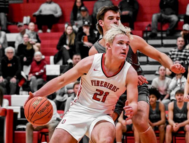 Bryar Exner drives inside in a game against Hillsboro/Central Valley. (Photo by Cameron Carlson)