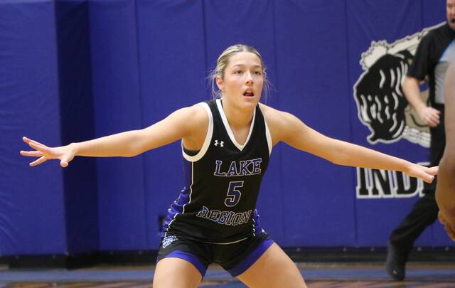 LRSCs Sydney Schwabe prepares to guard her opponent in a game against Dawson Community College at Four Winds Community High School. (Photo by Mojo Hill)