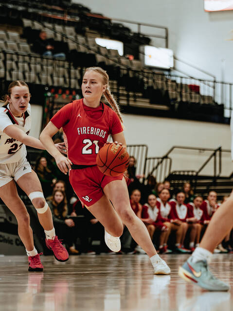 Presley Brown makes a drive towards the basket. (Photo by Cameron Carlson)