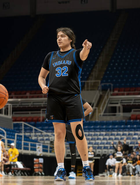 Sonny Alberts points while getting set for the next play. (Photo by Cameron Carlson)