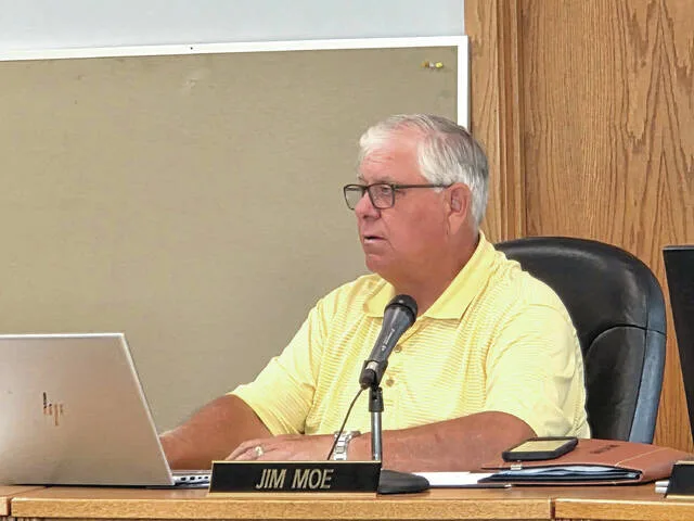 Photo by Isaac Vaagen
Mayor Jim Moe speaks to Rob Johnson during the special meeting.
