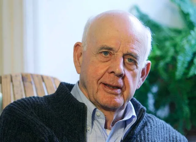 Kentucky-born author Wendell Berry dies at age 92