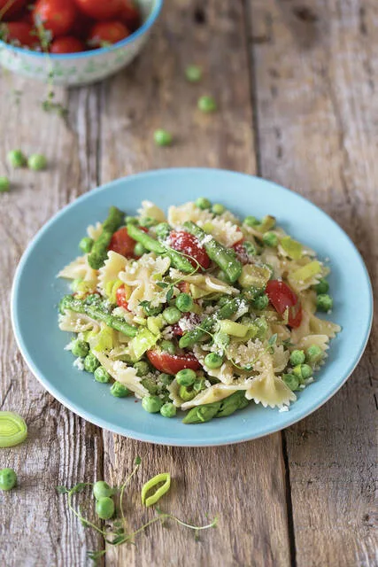 Pasta Primavera With Asparagus, Peas, Leek, and Tomatoes